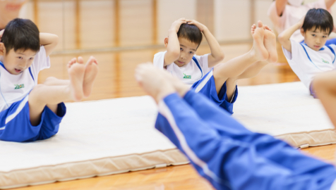 跳び箱などの危険が伴う活動は大人が横に付き添うながら活動します