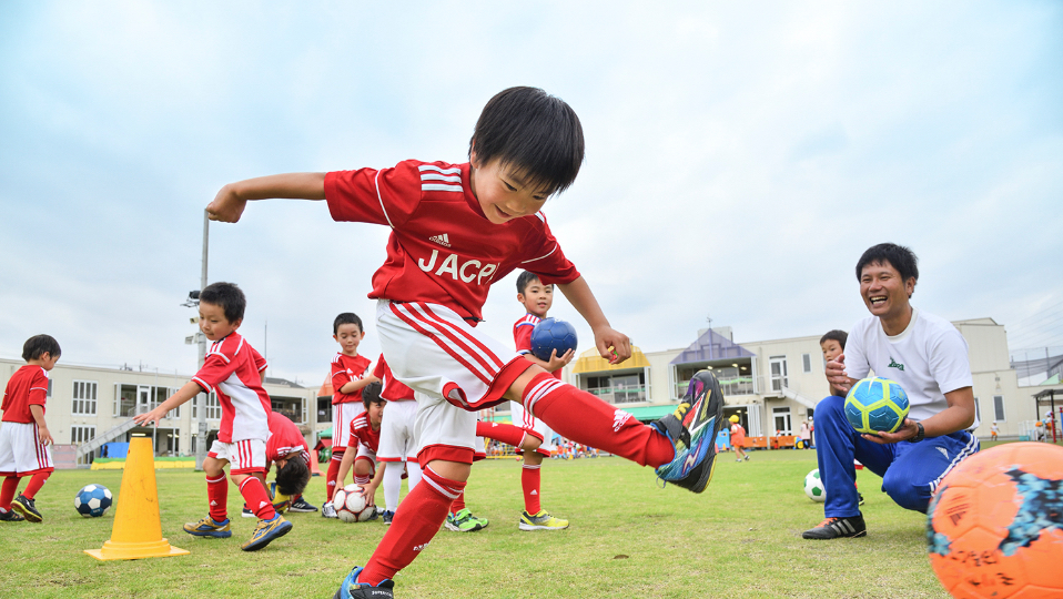 子供達同士チームに分かれてサッカーをします