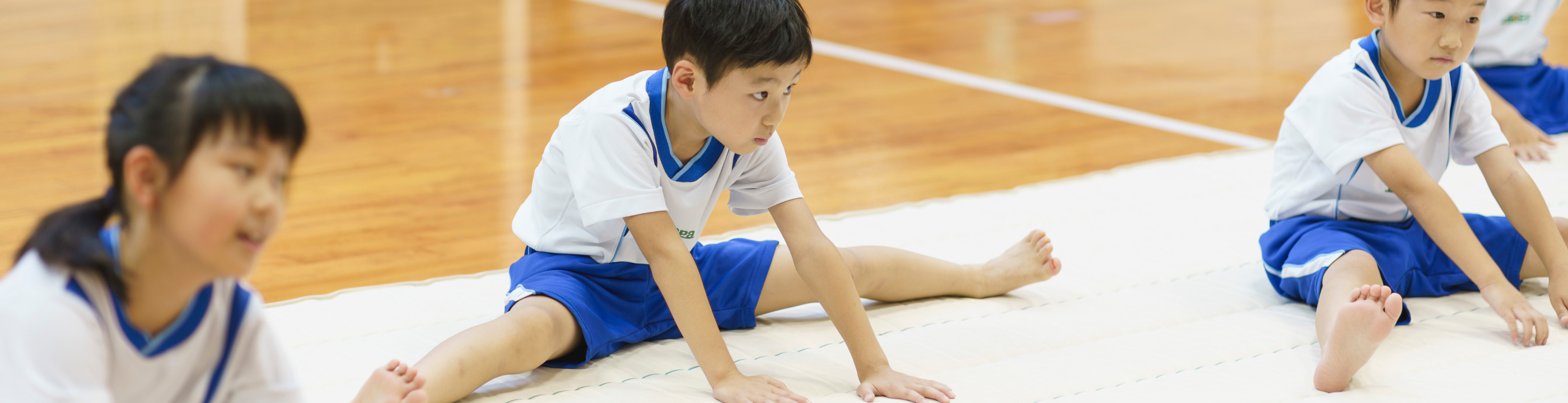 スポート教室では子供たちはストレッチをしてからスポーツを始めます